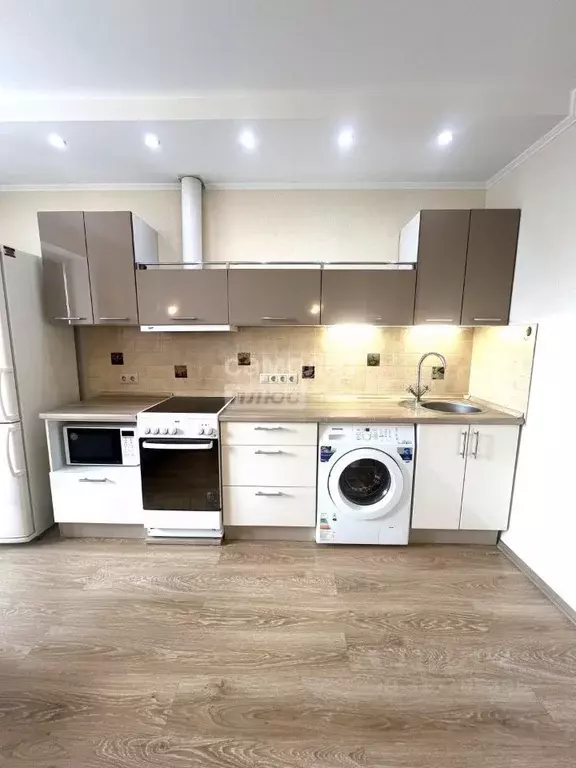 1-к кв. Омская область, Омск просп. Комарова, 21К1 (43.7 м) - Фото 0