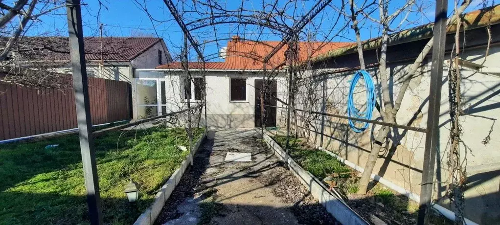 Дом в Крым, Сакский район, с. Уютное ул. Юрия Гагарина, 70 (58 м) - Фото 2