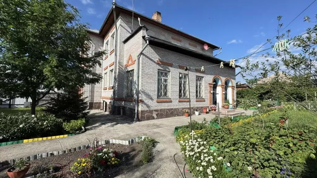 Дом в Красноярский край, Минусинск ул. Дружбы Народов (234 м) - Фото 1