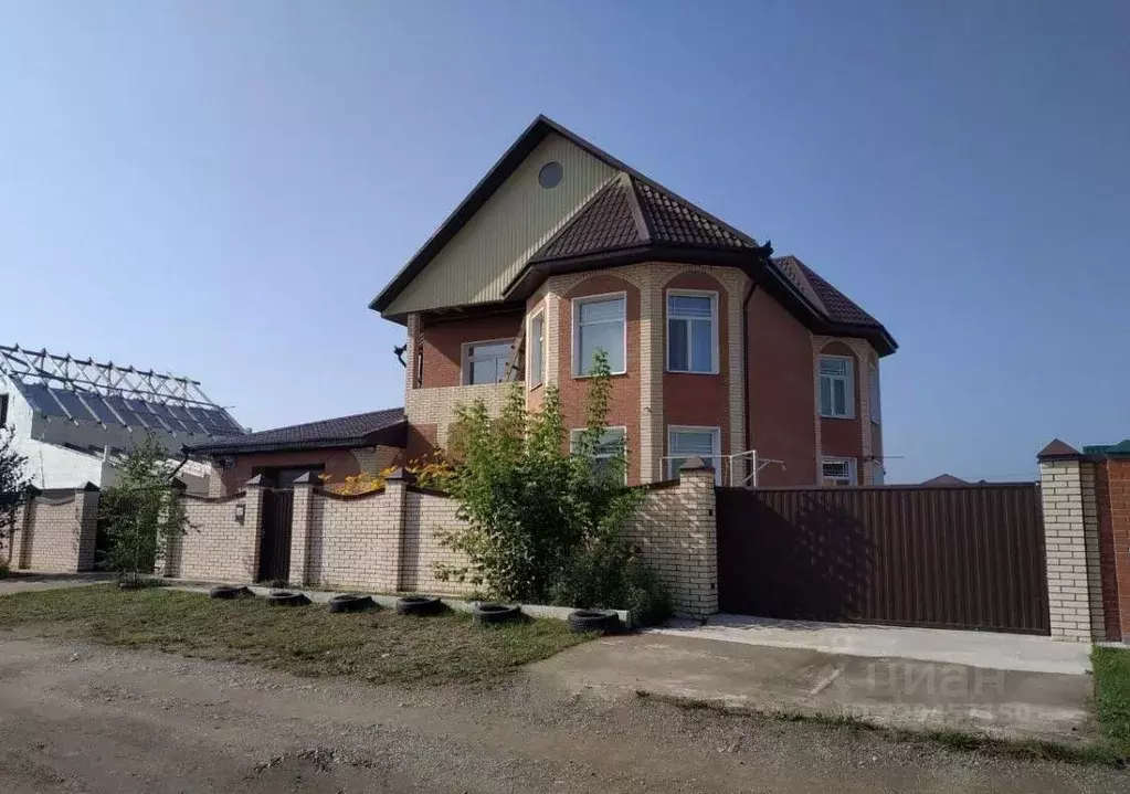Дом в Хакасия, Абакан ул. Академика Сахарова (365 м) - Фото 1