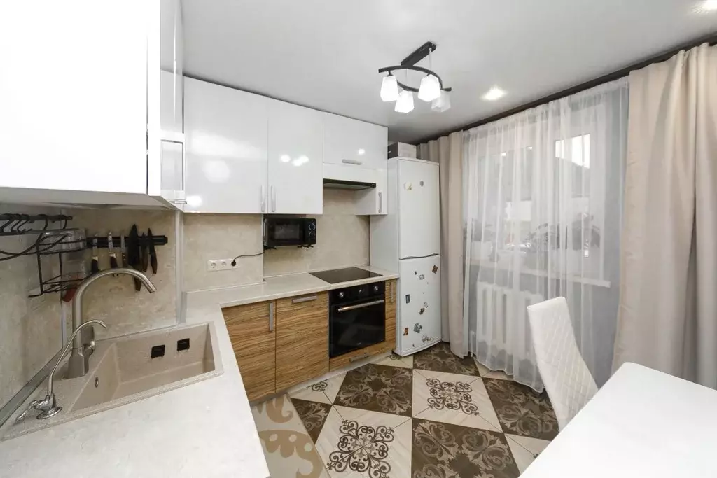 3-к кв. Башкортостан, Уфа ул. Набережная Моторостроителей, 15 (71.9 м) - Фото 1