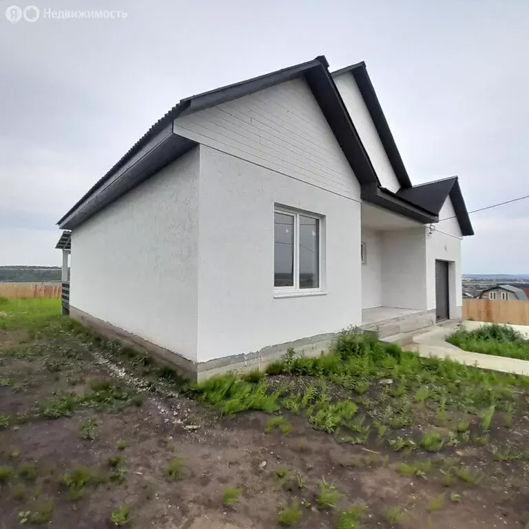 Дом в село Хомутово, улица Михаила Черникова (200 м) - Фото 1