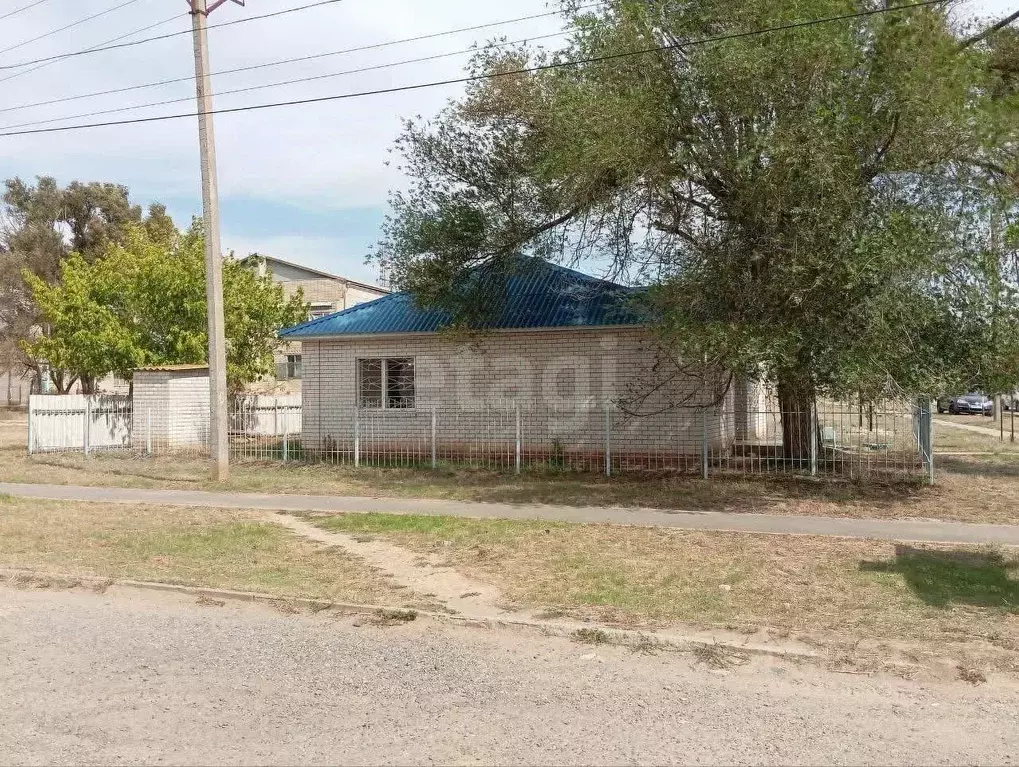 Помещение свободного назначения в Калмыкия, пос. Ики-Бурул, 1-й мкр 25 ... - Фото 2