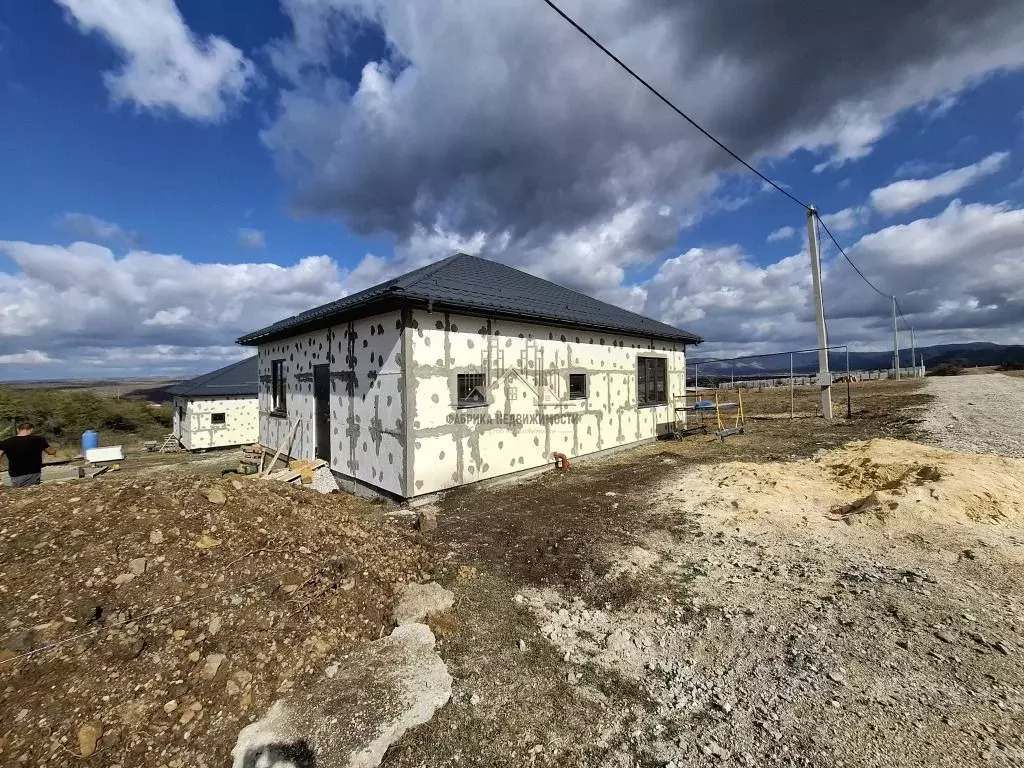 Дом в Крым, Симферопольский район, Добровское с/пос, с. Пионерское ул. ... - Фото 1