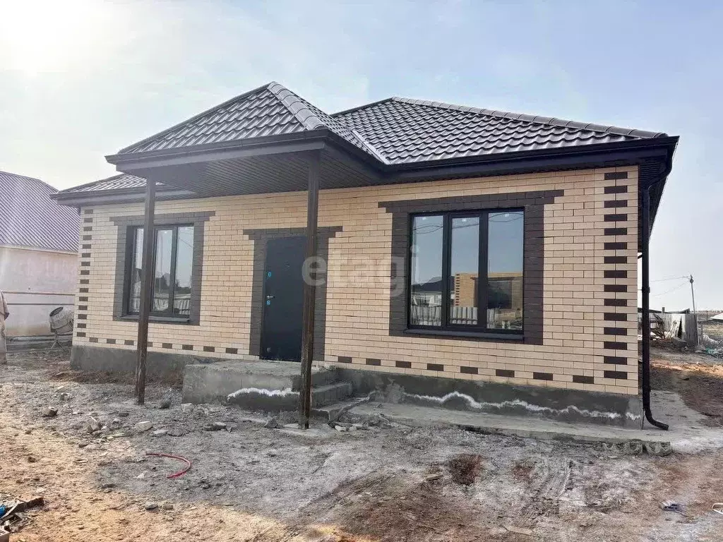 Дом в Астраханская область, Наримановский район, с. Солянка ул. ... - Фото 1