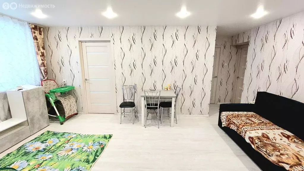 3-комнатная квартира: Киров, Ленинский район, улица Азина, 80 (56.6 м) - Фото 1