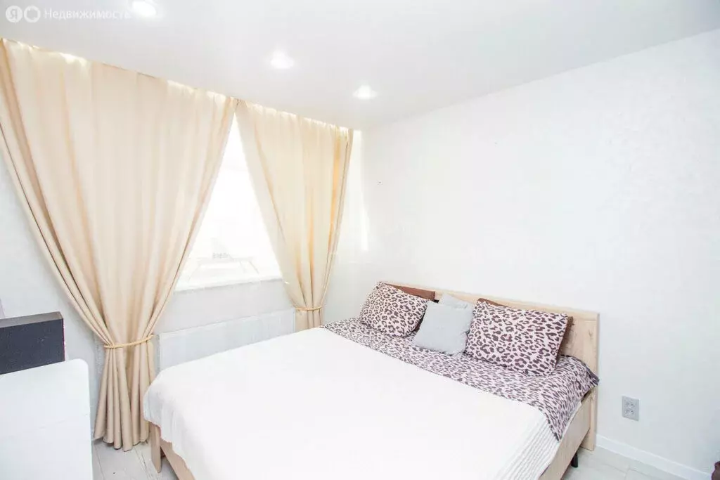 3-комнатная квартира: Тюмень, улица Первооткрывателей, 10 (56.6 м) - Фото 1