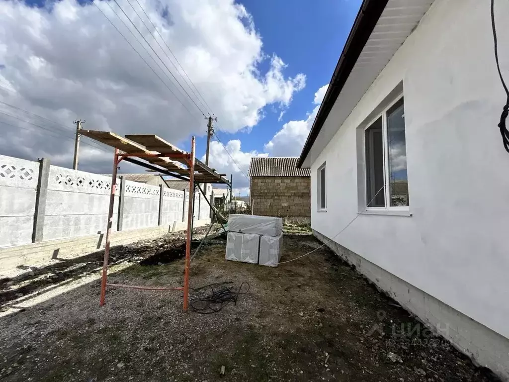 Дом в Крым, Симферопольский район, с. Доброе ул. Тынчлык (100 м) - Фото 1