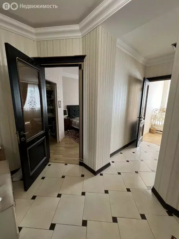 3-комнатная квартира: Махачкала, улица Хуршилова, 7 (100 м) - Фото 1