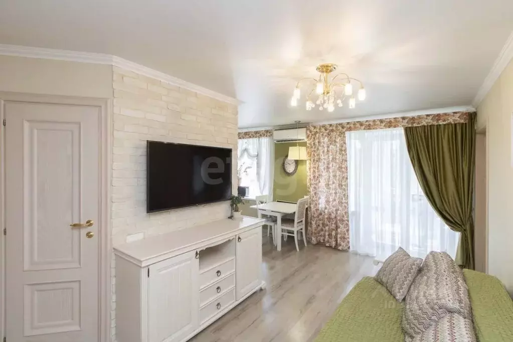 2-к кв. Тюменская область, Тюмень ул. Республики, 88 (42.5 м) - Фото 1