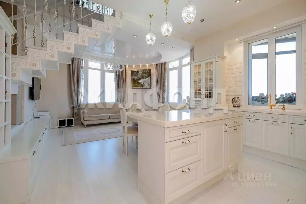 4-к кв. Новосибирская область, Новосибирск ул. Кирова, 25 (195.0 м) - Фото 0