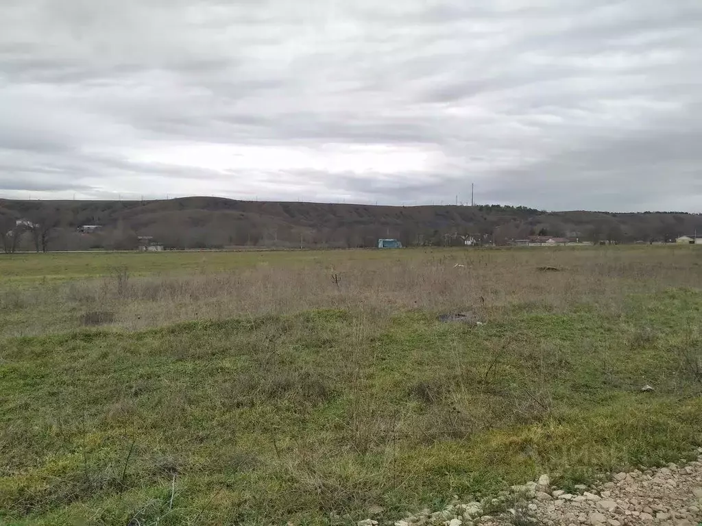 Участок в Крым, Симферопольский район, Пожарское с/пос, с. Водное ул. ... - Фото 1