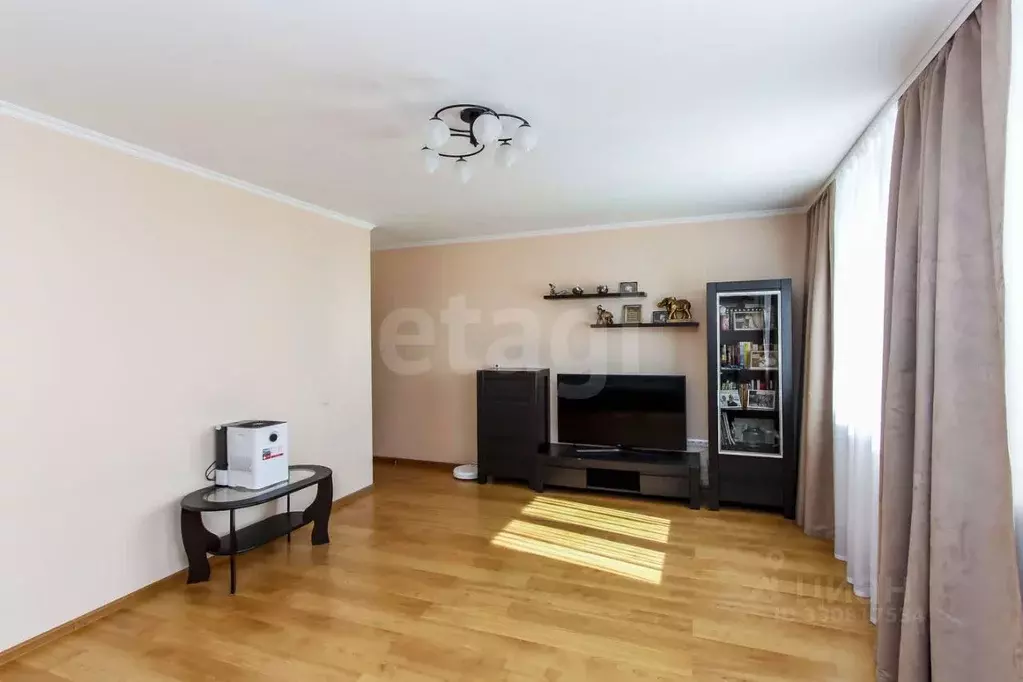 3-к кв. Тюменская область, Тюмень ул. Газовиков, 43 (90.0 м) - Фото 1