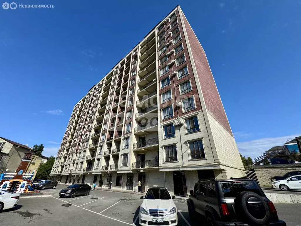 3-комнатная квартира: Махачкала, Хаджалмахинская улица, 41Е (213 м) - Фото 0