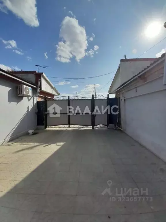 Дом в Калмыкия, Элиста ул. Бимбаева (350 м) - Фото 2