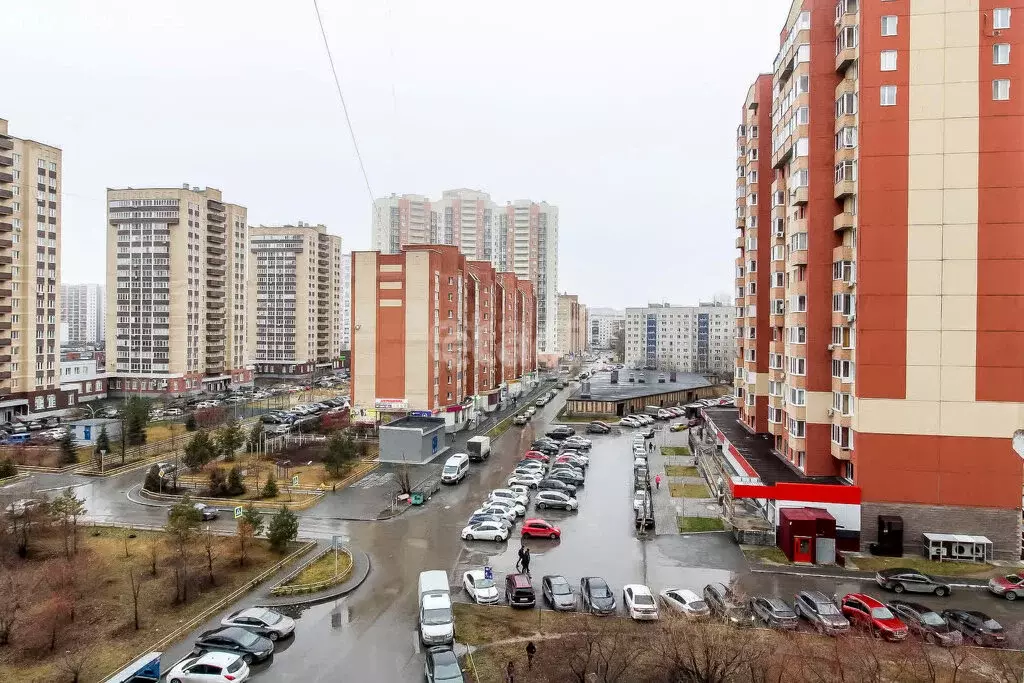 3-комнатная квартира: Тюмень, улица Муравленко, 35 (68 м) - Фото 0