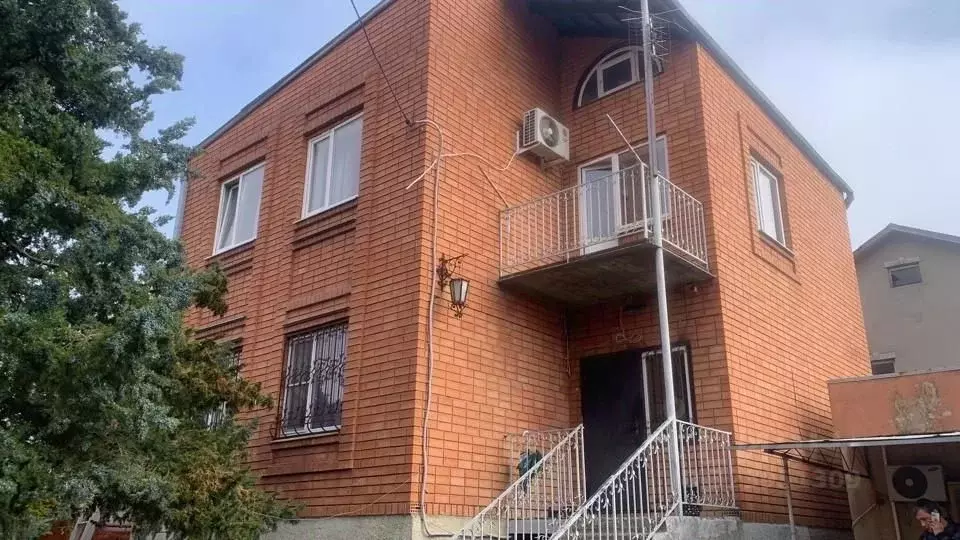 Дом в Краснодарский край, Краснодар бул. Строителей, 80 (200 м) - Фото 1