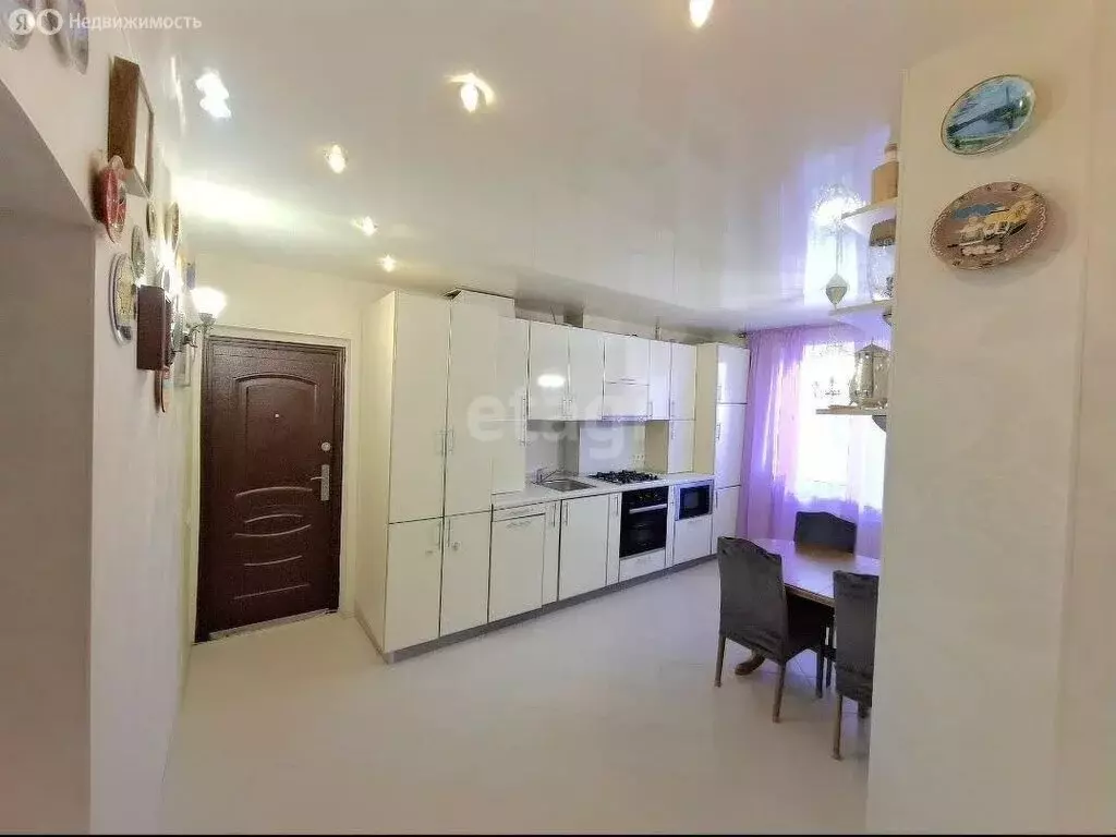 3-комнатная квартира: Омск, улица Дмитриева, 2/4 (68.4 м) - Фото 1