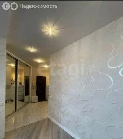 4-комнатная квартира: Омск, проспект Комарова, 15 (90 м) - Фото 1