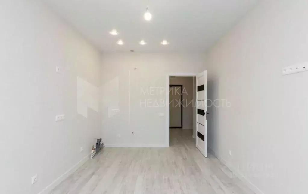 1-к кв. Тюменская область, Тюмень ул. Сергея Свиридова, 5 (38.0 м) - Фото 0