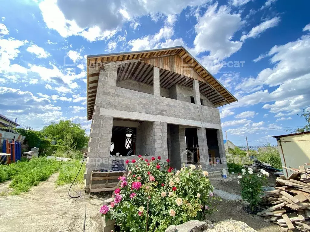 Дом в Волгоградская область, Волгоград ул. Джамбула Джабаева (240 м) - Фото 0