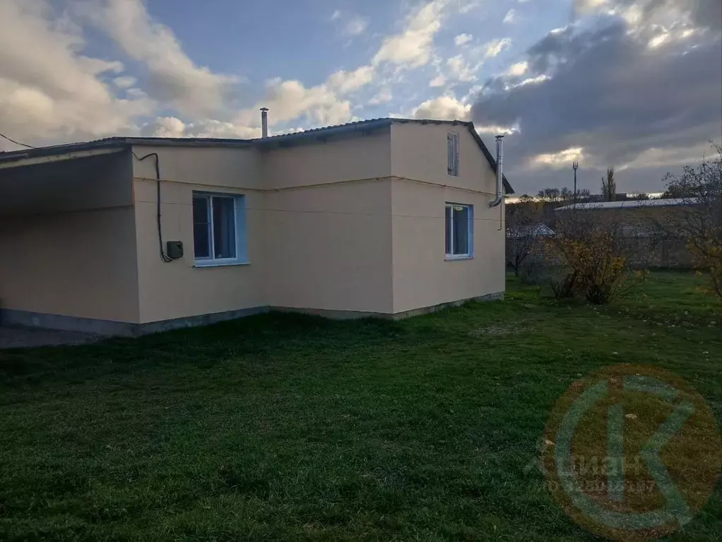 Дом в Крым, Симферопольский район, Добровское с/пос, с. Пионерское ул. ... - Фото 1