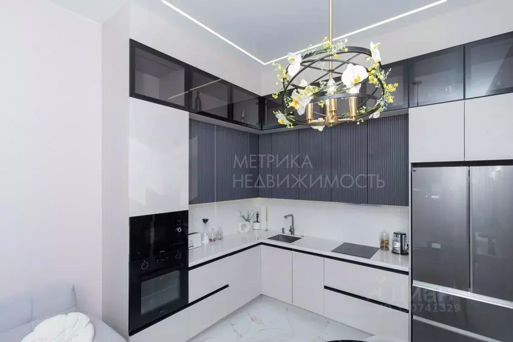 2-к кв. Тюменская область, Тюмень ул. Фармана Салманова, 12 (58.5 м) - Фото 1