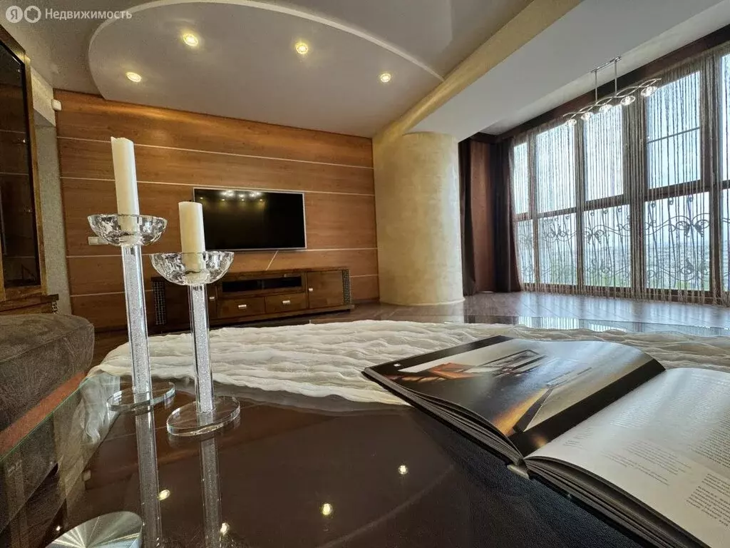 2-комнатная квартира: Новокузнецк, улица Кирова, 75 (82.5 м) - Фото 0