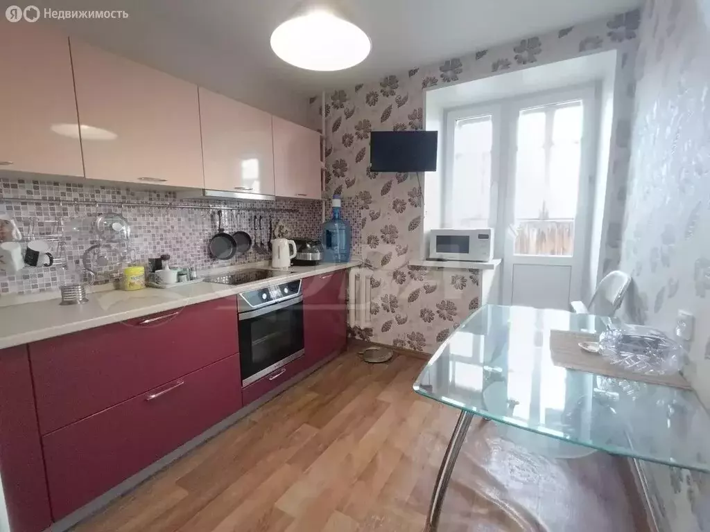 3-комнатная квартира: Тюмень, улица Елизарова, 8 (57 м) - Фото 1