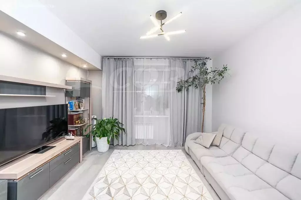 2-комнатная квартира: Тюмень, улица Орджоникидзе, 51 (67 м) - Фото 1