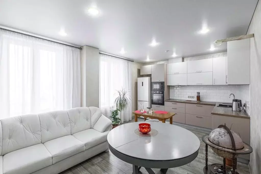 2-к кв. Омская область, Омск ул. 70 лет Октября, 3/1 (57.3 м) - Фото 1