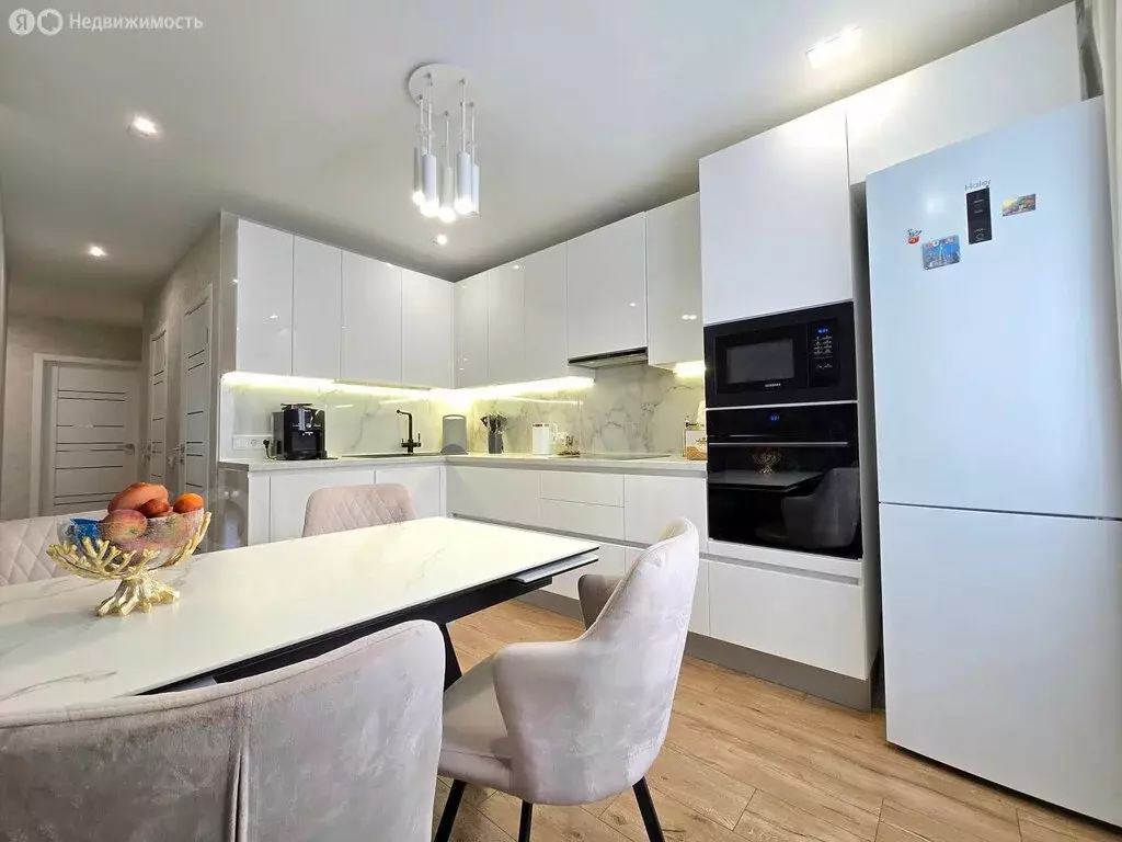 3-комнатная квартира: Волгоград, улица Расула Гамзатова, 7 (87 м) - Фото 1