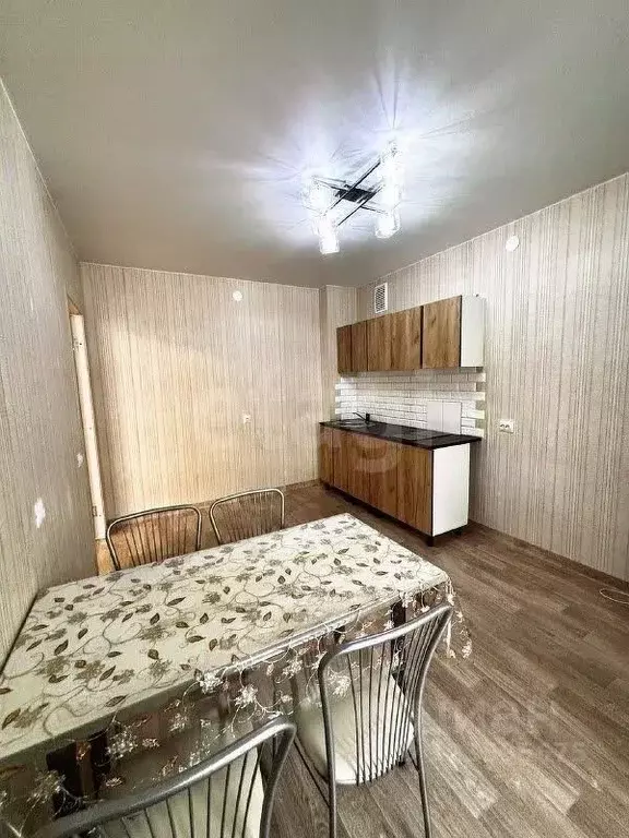 3-к кв. Красноярский край, Красноярск ул. Шахтеров, 8 (90.0 м) - Фото 1