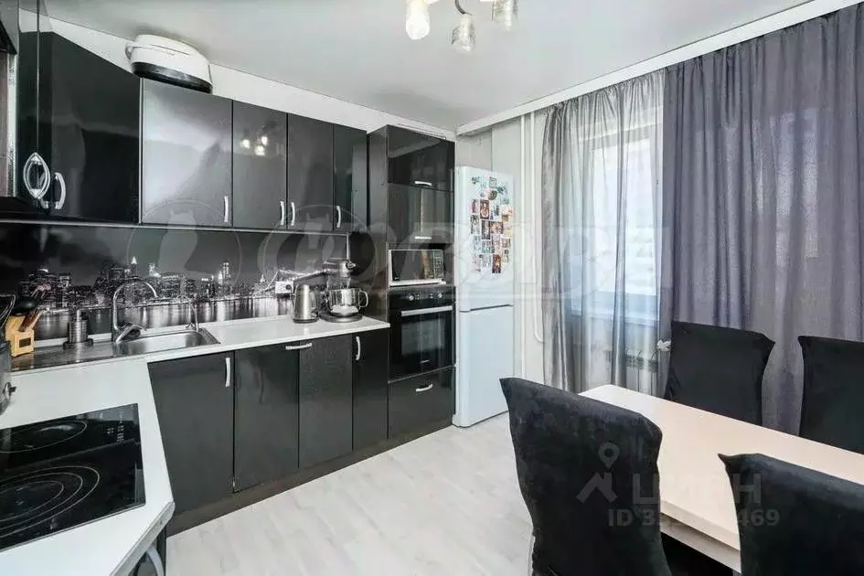 2-к кв. Тюменская область, Тюмень ул. Арктическая, 1к1 (52.9 м) - Фото 1