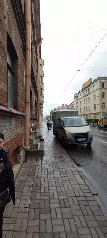 Малютка в центре - Фото 1