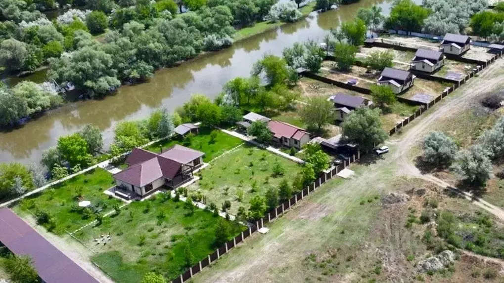 Дом в Астраханская область, Камызякский район, с. Караульное ул. ... - Фото 0