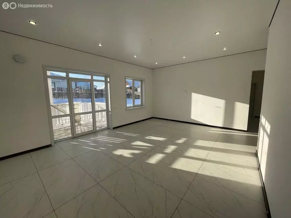 Дом в село Максимовщина, Изумрудная улица (200 м) - Фото 1