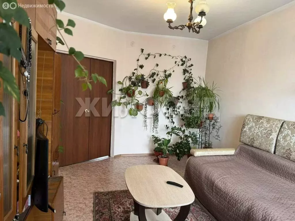 3-комнатная квартира: Кызыл, микрорайон Спутник, Убсу-Нурская улица, ... - Фото 2