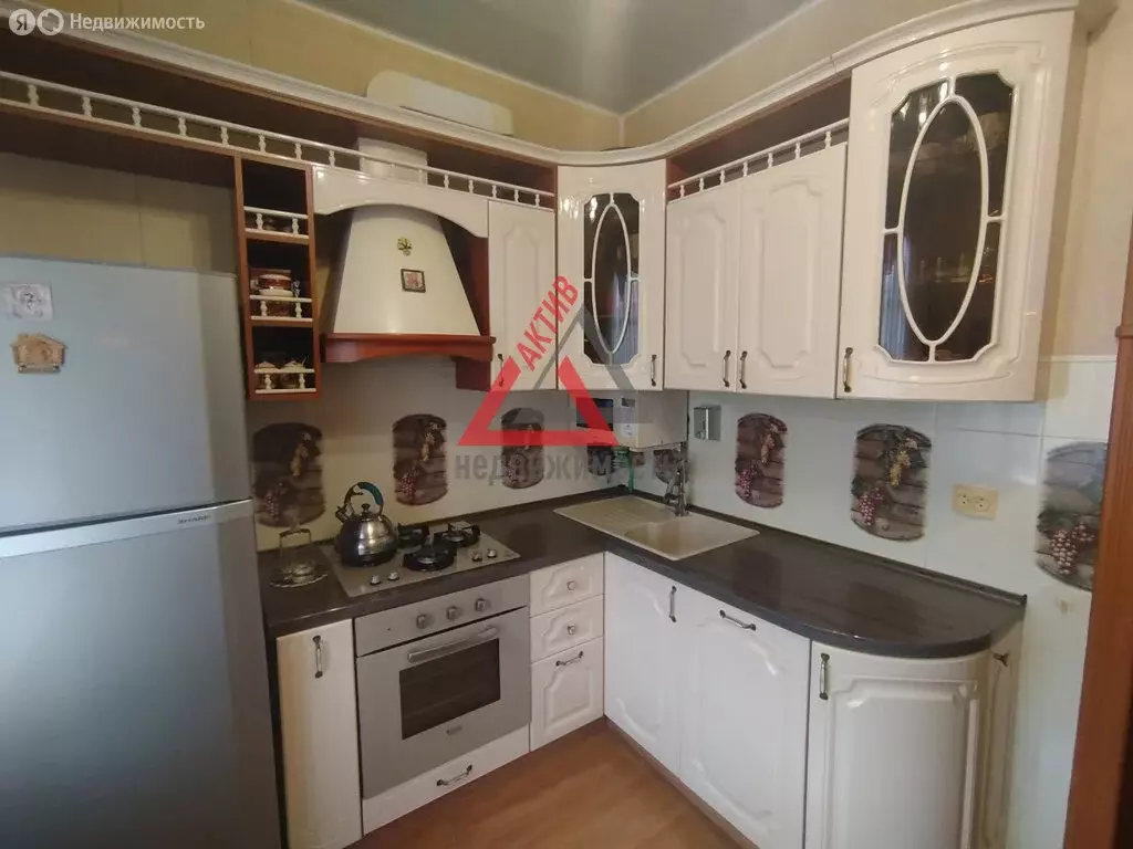 3-комнатная квартира: Каменск-Уральский, улица Кунавина, 25 (75.9 м) - Фото 1