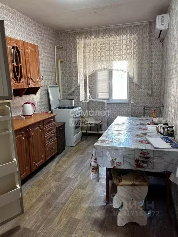 3-к кв. Калмыкия, пос. Ики-Бурул ул. Октябрьская, 14 (61.6 м) - Фото 0