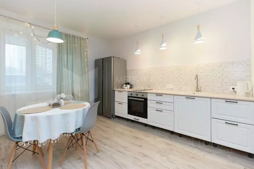 2-к кв. Тюменская область, Тюмень ул. Мельникайте, 30к2 (85.7 м) - Фото 1