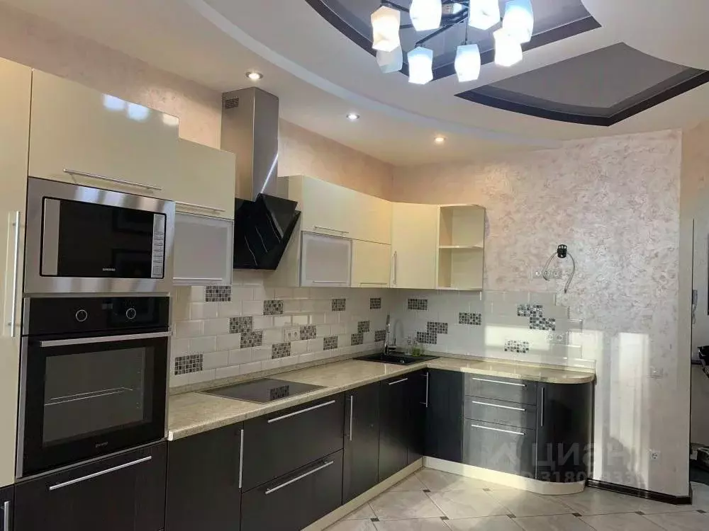 3-к кв. Омская область, Омск ул. Перелета, 32 (80.0 м) - Фото 0