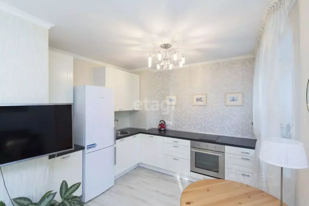 2-к кв. Тюменская область, Тюмень ул. 50 лет Октября, 26 (73.2 м) - Фото 2