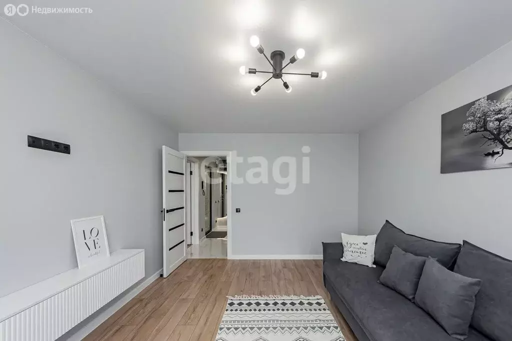 2-комнатная квартира: Тюмень, улица Павла Шарова, 25 (67 м) - Фото 0