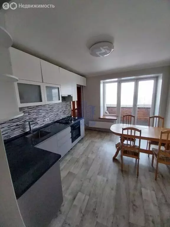 3-комнатная квартира: Чебоксары, улица Короленко, 18 (77.4 м) - Фото 1