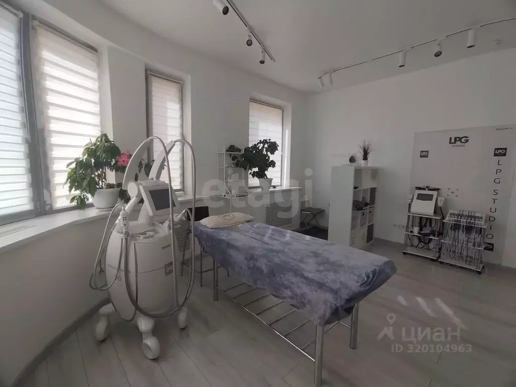 Офис в Ханты-Мансийский АО, Ханты-Мансийск ул. Гагарина, 35 (25 м) - Фото 0