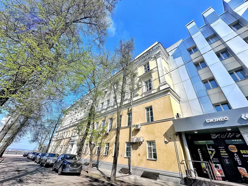 Офис с парковкой в центре, 1500 м2 - Фото 0