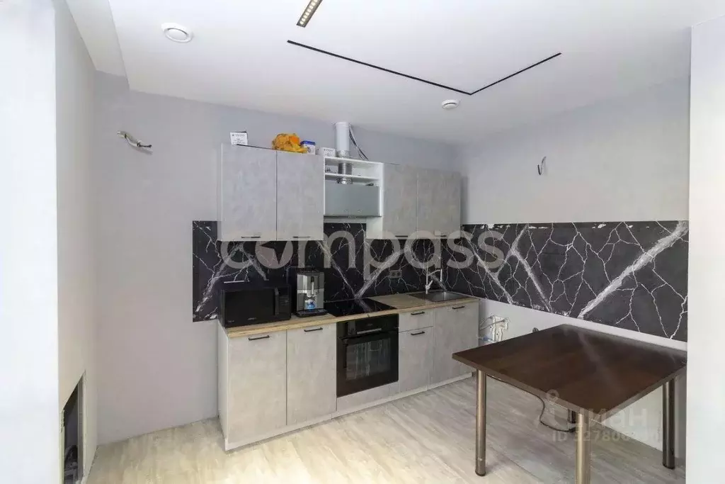 2-к кв. Тюменская область, Тюмень ул. Александра Протозанова, 8 (73.0 ... - Фото 1