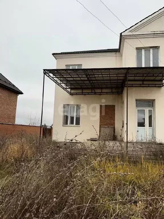 Дом в Ингушетия, Карабулак ул. Суламбека Осканова (200 м) - Фото 1