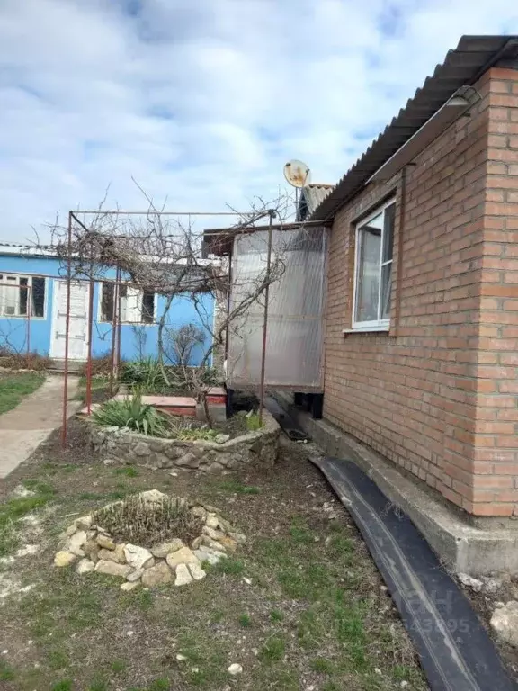 Дом в Ростовская область, Неклиновский район, с. Синявское  (100 м) - Фото 1